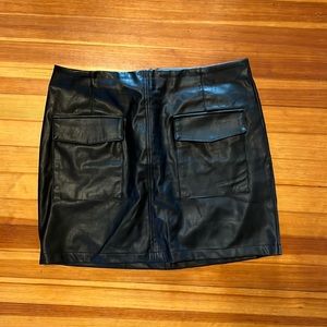 Women’s pleather skirt with pockets